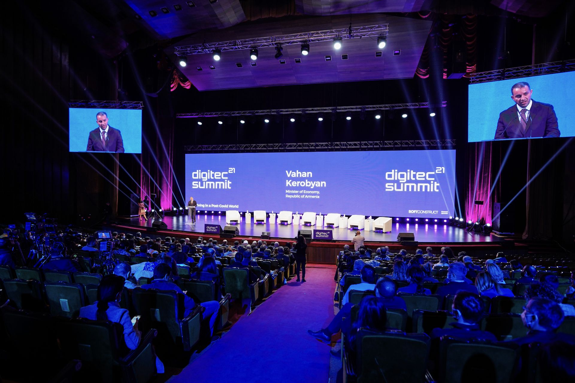 Large-scale conference stage management - DigiTec Summit